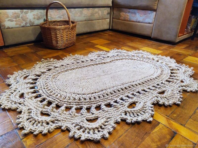 Плетеный ковер из натуральных материалов