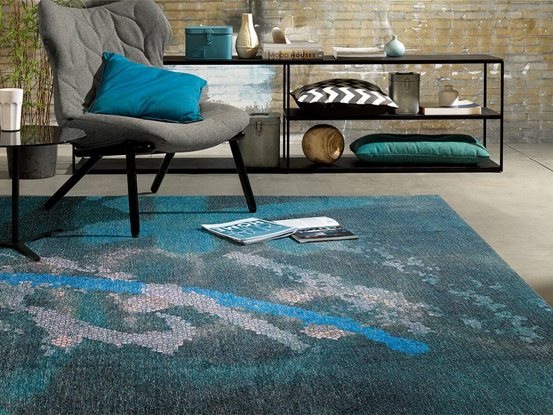 Синий классический ковер в современном интерьере